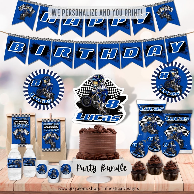 Pu&ograve; includere: Un set per feste a tema motocross con decorazioni blu e nere. Il set include uno striscione che dice "Buon compleanno", topper per cupcake, sacchetti per bomboniere, etichette per bottiglie d'acqua e un topper per torta. Il topper per torta presenta un pilota di motocross dei cartoni animati con il nome "Lucas" e il numero "8".