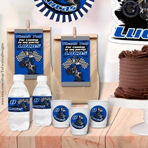 Pu&ograve; includere: Un set di bomboniere a tema motocross con etichette blu e bianche che raffigurano un pilota di motocross dei cartoni animati. Il set include sacchetti regalo, bottiglie d'acqua e bicchieri con il nome "Lucas" e il numero "8" stampati su di essi.