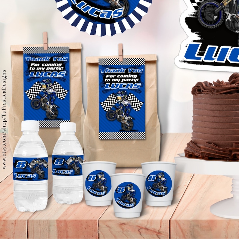 Pu&ograve; includere: Un set di bomboniere a tema motocross con etichette blu e bianche che raffigurano un pilota di motocross dei cartoni animati. Il set include sacchetti regalo, bottiglie d'acqua e bicchieri con il nome "Lucas" e il numero "8" stampati su di essi.