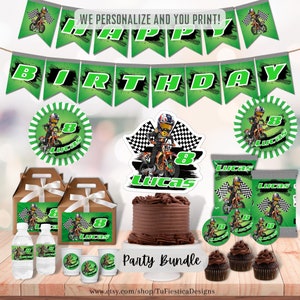 Puede incluir: Un paquete de fiesta con temática de motocross con decoraciones verdes y negras. El paquete incluye un adorno para pastel, adornos para cupcakes, bolsas de regalo, etiquetas para botellas de agua, cajas de regalo y una pancarta que dice "Feliz cumpleaños".