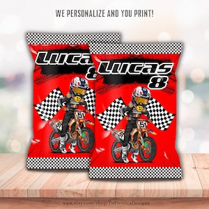 Op de afbeelding: Twee rode feestzakjes met een motorcrossthema. Elke tas heeft een cartoonrijder op een motor, een geblokte vlag en de naam "Luca & Lucas 8". De tassen hebben een geblokt patroon aan de boven- en onderkant.