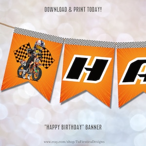 Könnte beinhalten: Orangefarbener und schwarzer druckbarer Banner mit den Worten "Happy Birthday" und einem Cartoon-Motocross-Fahrer. Der Banner ist für eine Geburtstagsparty gedacht.