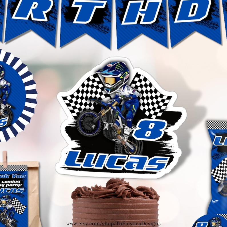 Pu&ograve; includere: Un topper per torta di compleanno a tema motocross blu e nero con un pilota di cartoni animati su una moto da cross, bandiere a scacchi e il nome "Lucas" e il numero "8" in blu.