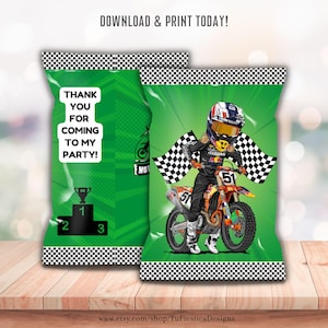 Puede incluir: Bolsas de fiesta verdes y negras con un gráfico de un piloto de motocross y el texto "¡Gracias por venir a mi fiesta!" impreso en la parte delantera. Las bolsas tienen un patrón a cuadros alrededor de los bordes.