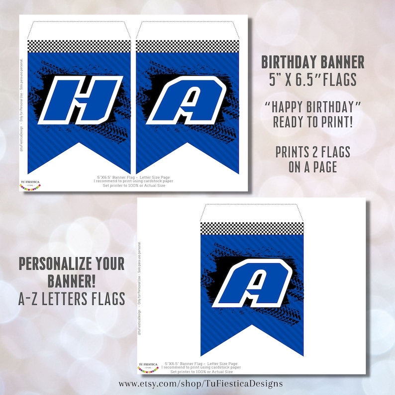 Pu&ograve; includere: Banner di compleanno stampabile con bandiere a scacchi blu e bianche. Ogni bandiera presenta una lettera bianca su uno sfondo blu con un motivo a battistrada nero. Il banner include il testo "Buon compleanno" e "Pronto per la stampa!" e indica che stampa due bandiere su una pagina.