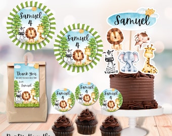 Op de afbeelding: Een feestpakket met een jungledieren thema voor een 4e verjaardag. Het pakket bevat een taarttopper, cupcaketoppers, bedankkaartjes en ronde stickers. De kleuren zijn groen, bruin, blauw, geel en wit. De tekst op de items zegt "Samuel 4".