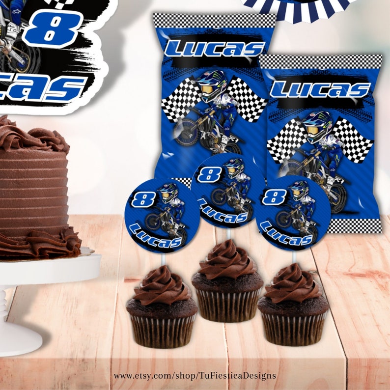 Pu&ograve; includere: Un set per feste di compleanno a tema motocross in blu e bianco. Il set include una torta, cupcake, sacchetti per dolcetti e topper per cupcake. I topper per cupcake presentano un pilota di motocross dei cartoni animati con il nome "Lucas" e il numero "8".