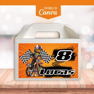 Puede incluir: Caja blanca con diseño de motocross. El diseño presenta un piloto de dibujos animados en una motocicleta, una bandera a cuadros, el número 8 y el nombre "Lucas". El fondo es naranja con un patrón radial.
