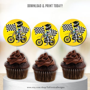 Könnte beinhalten: Drei Cupcake-Topper mit einem Cartoon-Motocross-Fahrer auf einem gelben Dirtbike mit einer karierten Flagge. Die Topper befinden sich auf Schokoladen-Cupcakes.