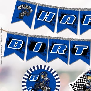 Pu&ograve; includere: Striscione stampabile blu e nero con le parole "Buon compleanno" e un pilota di motocross su una moto da cross. Lo striscione &egrave; decorato con un motivo a bandiera a scacchi e tracce di pneumatici.
