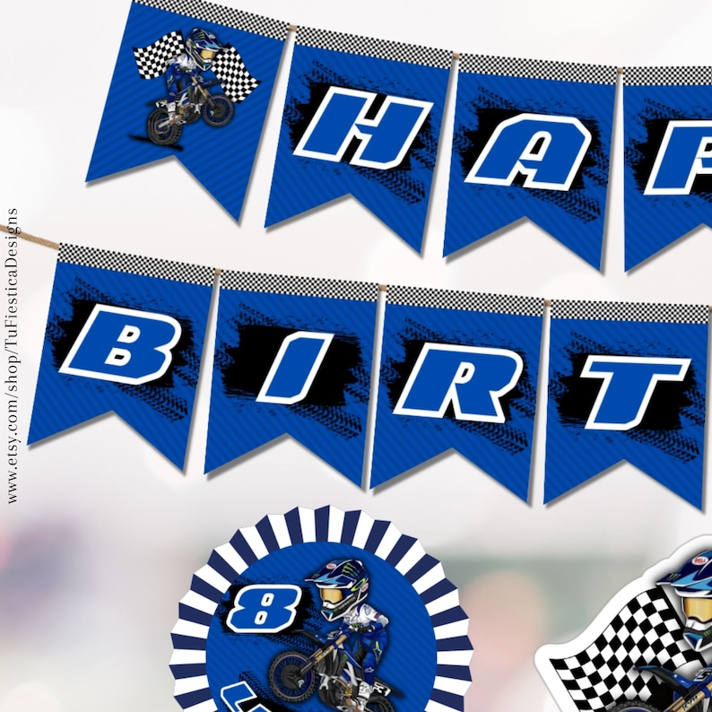 Pu&ograve; includere: Striscione stampabile blu e nero con le parole "Buon compleanno" e un pilota di motocross su una moto da cross. Lo striscione &egrave; decorato con un motivo a bandiera a scacchi e tracce di pneumatici.