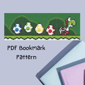 Può includere: Un modello di segnalibro PDF con uno sfondo verde e un'immagine pixelata di un dinosauro verde che trasporta quattro uova di diversi colori: blu, verde, giallo e rosso. Il testo "PDF Bookmark Pattern" è sotto l'immagine.