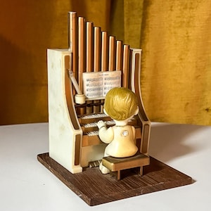 Vintage 1982 Merton Co. Christmas Angel Playing Organ &#39;Silent Night&#39; Figurine