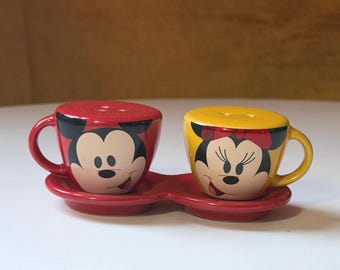 Salero y pimentero en miniatura de Mickey y Minnie Mouse en color rojo y amarillo de Disney Parks Home