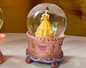 ディズニーヴィランズが光るミュージカル「スノードーム