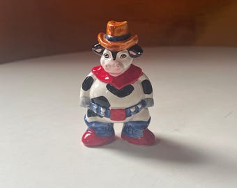 Figura vintage de Russ Berrie "Home on the Range" con forma de vaca vaquera. Salero con forma de vaca vaquera.