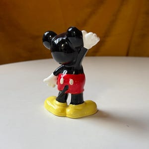 Figura de porcelana vintage de Mickey Mouse saludando, producida por Walt Disney Productions. imagen 3
