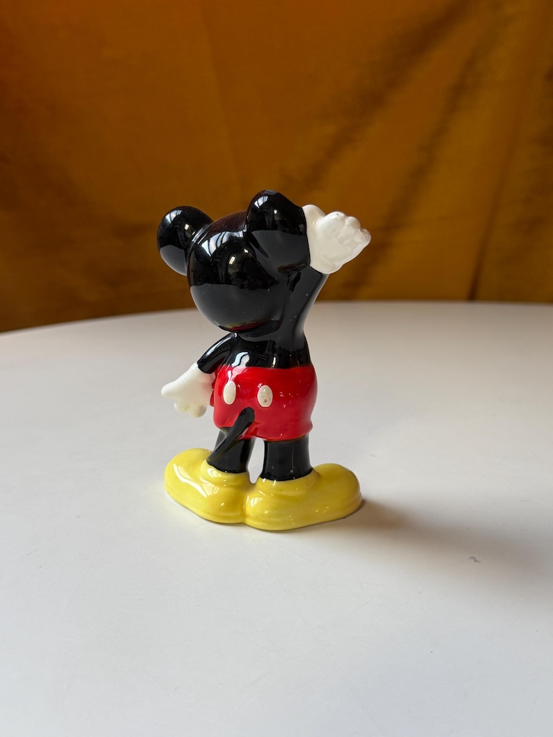 Figura de porcelana vintage de Mickey Mouse saludando, producida por Walt Disney Productions. imagen 3