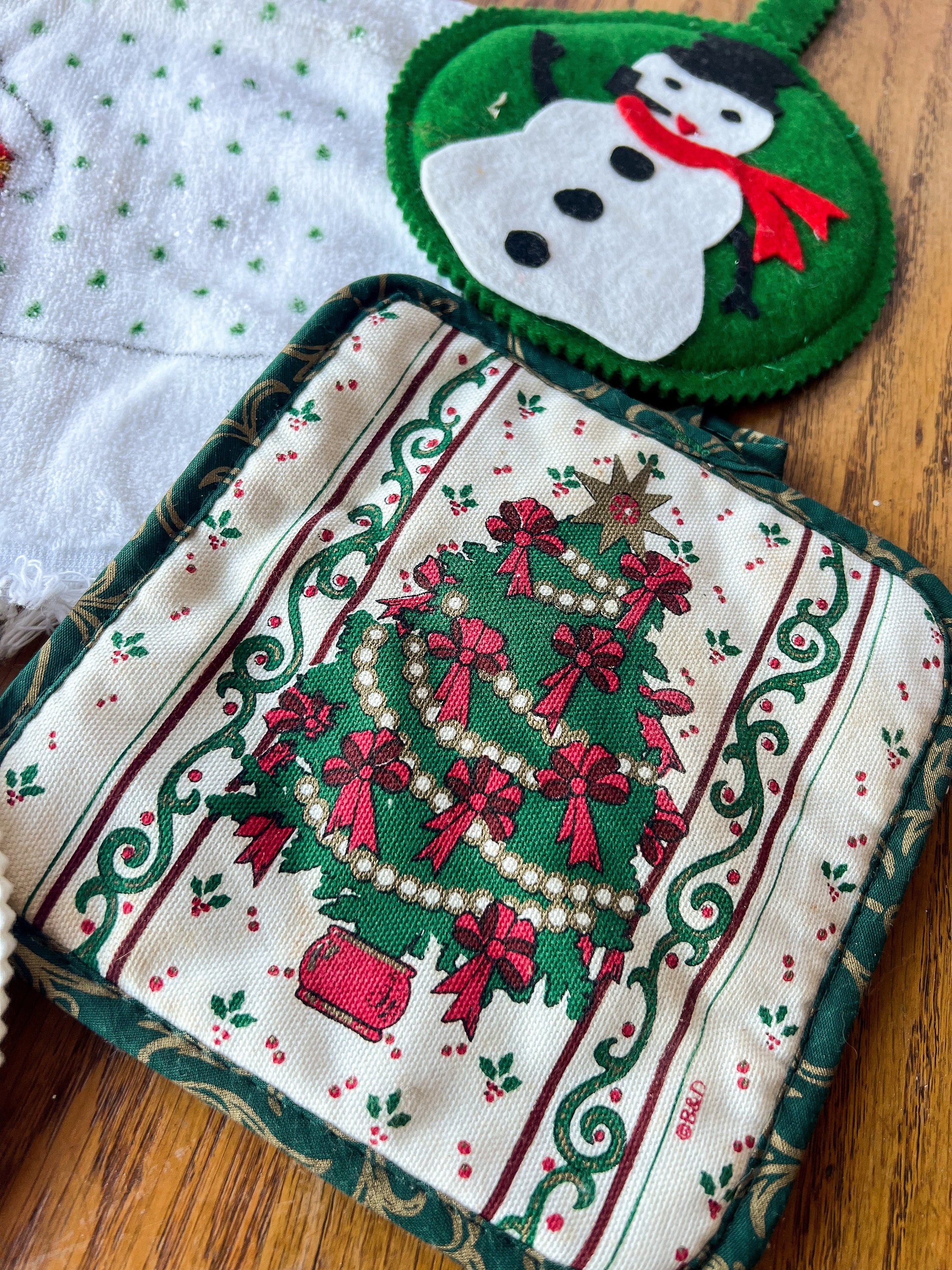Lot Of 9 Christmas Kitchen Towels And Potholders New w/spots vintage