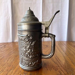Vintage Glass Beer , Stein Plastic Hinged Lid Ein Prosit der Gemutlichkeit