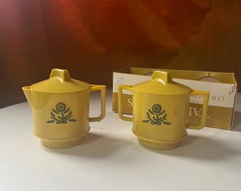 Vintage tafelgenoten uit de jaren 60: goudgele plastic suiker- en creamerset in doos