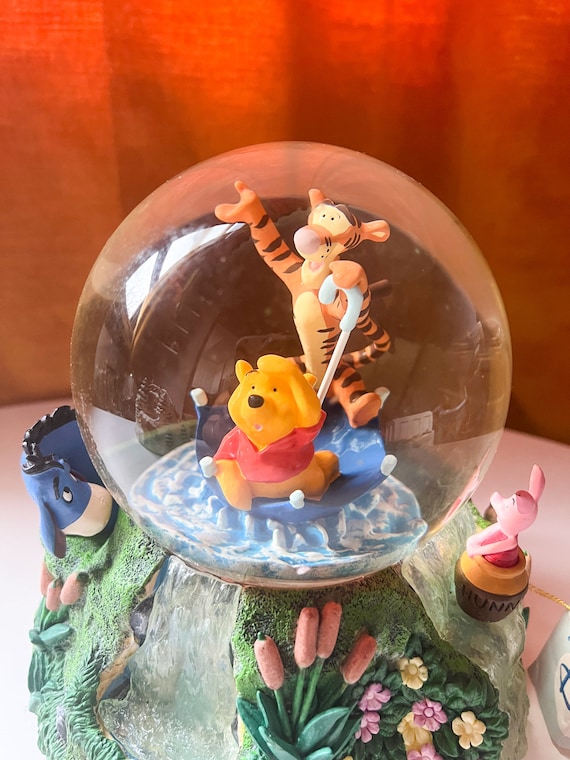 Winnie the Pooh ディズニー Disney スノーグローブ レア Disney Winnie the Pooh Themed Large Musical Snow Globe With Clock