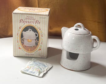 Juego de tetera y calentador de popurrí de cerámica rosa empolvado 'Earth Scents' vintage de 1988 en caja.