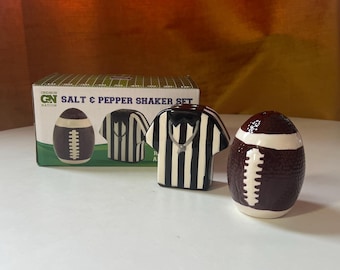 Salero y pimentero con diseño de camiseta de fútbol americano y árbitro de Gridiron Nation en caja.