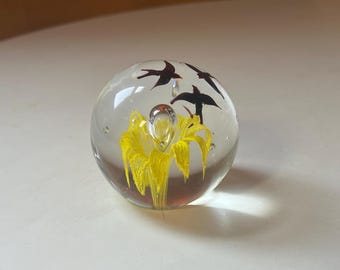 Pisapapeles de cristal artístico vintage con flor amarilla y pájaros.