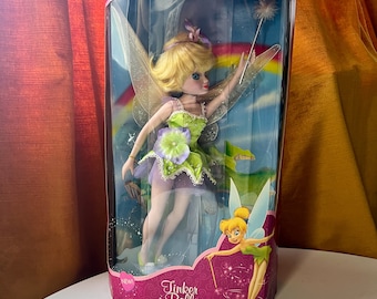 Vintage 2003 gepensioneerde Disney Brass Key Tinker Bell Keepsake porseleinen pop 16" in doos