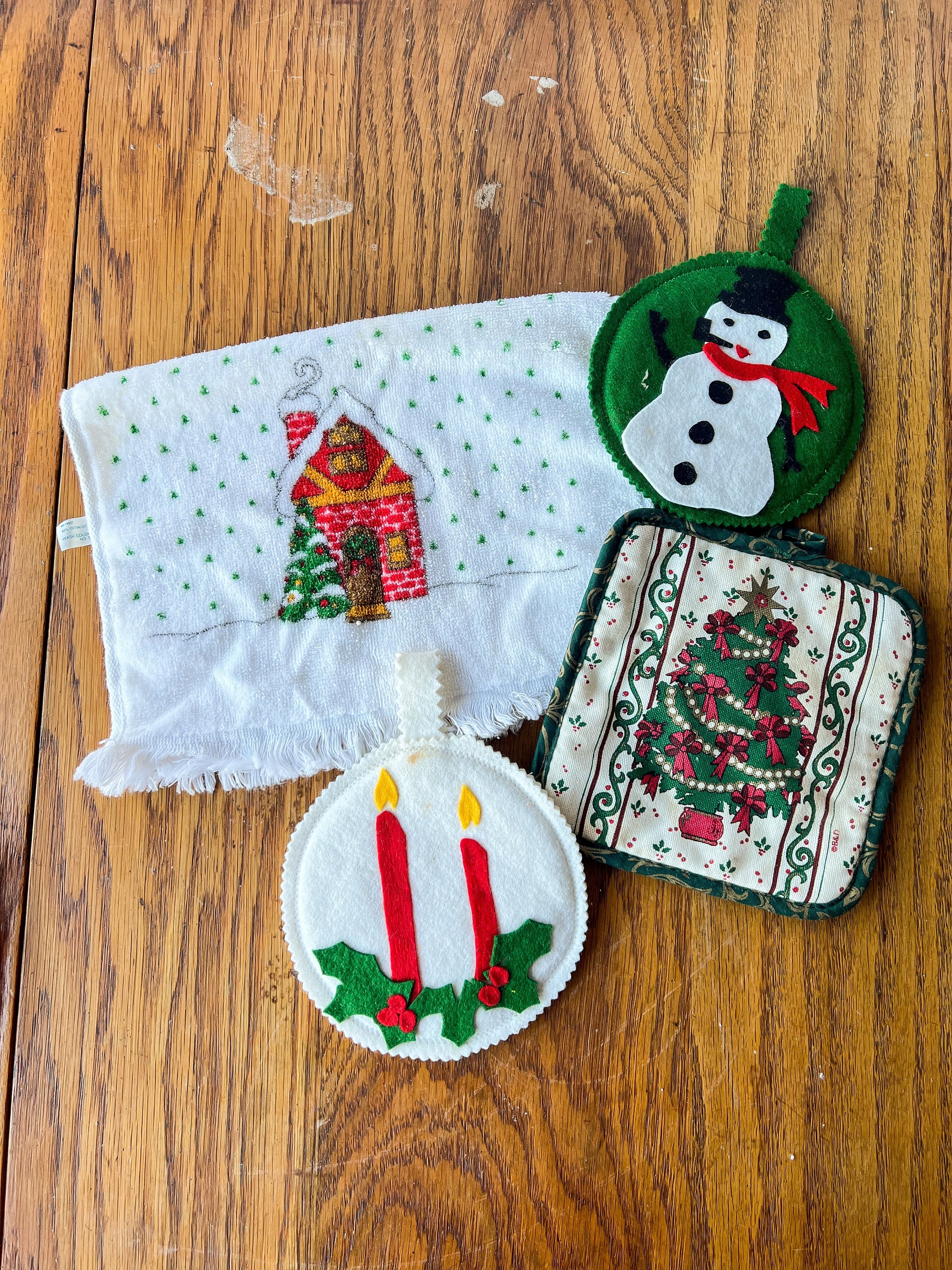 Lot Of 9 Christmas Kitchen Towels And Potholders New w/spots vintage
