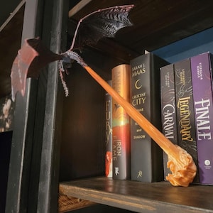 Boekhoekje met vuurspuwende draak en boekenstandaard, perfect cadeau of decoratie voor je BookTok-vriend(in).