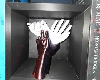 Decoración romántica "Manos en la Oscuridad": Arte gótico para estanterías para amantes de los libros de suspense y terror / BookNook inspirado en BookTok