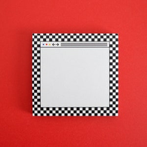 K&ouml;nnte beinhalten: Ein wei&szlig;er Haftnotiz mit einem schwarz-wei&szlig;en karierten Rand. Der Notizblock hat ein Browserfenster-Design mit wei&szlig;em Hintergrund und schwarzen Linien.