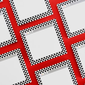 K&ouml;nnte beinhalten: Ein Satz von sechs wei&szlig;en Haftnotizen mit einem schwarz-wei&szlig;en karierten Rand. Jede Notiz hat ein schwarzes Webbrowser-Symbol mit einem bunten Pfeil und einer Linie oben.
