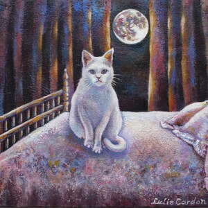 Puede incluir: Pintura al óleo de un gato blanco con ojos azules sentado en una cama. La cama está cubierta con una colcha estampada. Una luna llena brilla en el cielo nocturno sobre un bosque de árboles altos. Firma del artista.