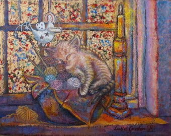 Puede incluir: Pintura al óleo de un gatito atigrado durmiendo en una cesta de lana y agujas de tejer. La cesta está colocada frente a una ventana con un marco dorado y un móvil colgante. La obra está firmada por el artista.