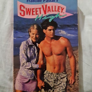 Könnte beinhalten: Ein Buchcover mit einem Paar am Strand. Das Buch trägt den Titel "Sweet Valley High: All Night Long" und ist von Francine Pascal geschrieben.