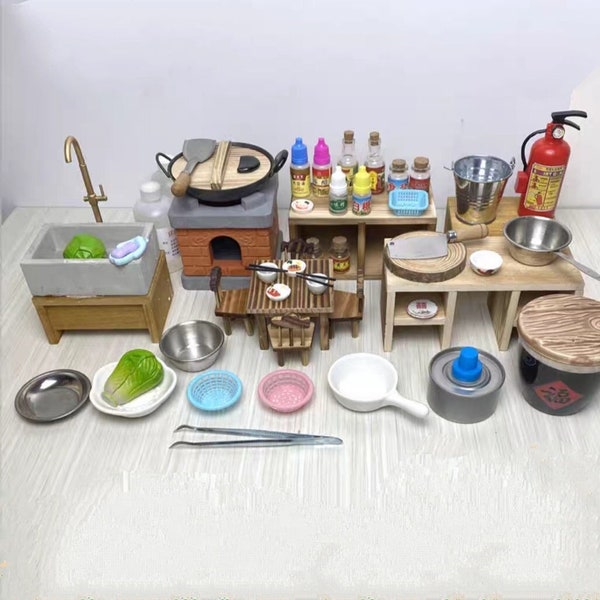 Könnte beinhalten: Ein Miniatur-Küchenspielset mit einer Vielzahl von Zubehör, darunter ein Herd, eine Spüle, ein Schneidebrett, Schüsseln, Teller und ein Feuerlöscher. Das Set ist aus Holz und Kunststoff gefertigt und in verschiedenen Farben lackiert.