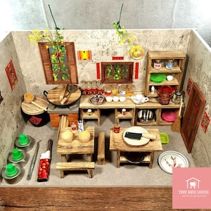 Pode incluir: Um conjunto de cozinha em miniatura com um fogão de madeira, um wok, uma tábua de cortar e uma variedade de utensílios de cozinha e utensílios de cozinha em miniatura. A cozinha é decorada com detalhes vermelhos e dourados, e há várias janelas e portas em miniatura.