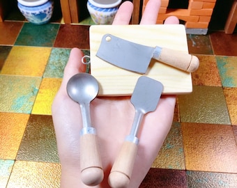 Miniatuur keukengerei: snijplank, mes, spatel, lepel