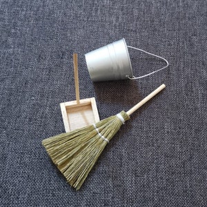 Reak Miniature Cleaning Tools Broom for cleaning your dollhouse