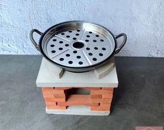 Véritable plaque de cuisson miniature en acier inoxydable et couvercle pour une vraie mini cuisine cuisinant des aliments.