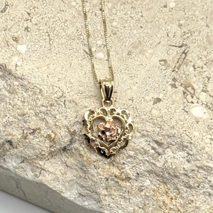 14K Solid Gelb Gold Dainty Rose Charm Halskette für Frauen, 14k Gold Herz Halskette, Herz Blume Anhänger Halskette, Geschenk für Sie, Mom