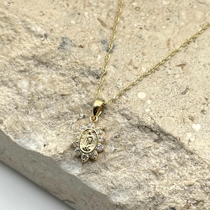 Collar con colgante diminuto de Nuestra Señora de Guadalupe en oro amarillo de 14 quilates, delicado collar con dije religioso ovalado de la Virgen María con circonita cúbica, regalo para ella