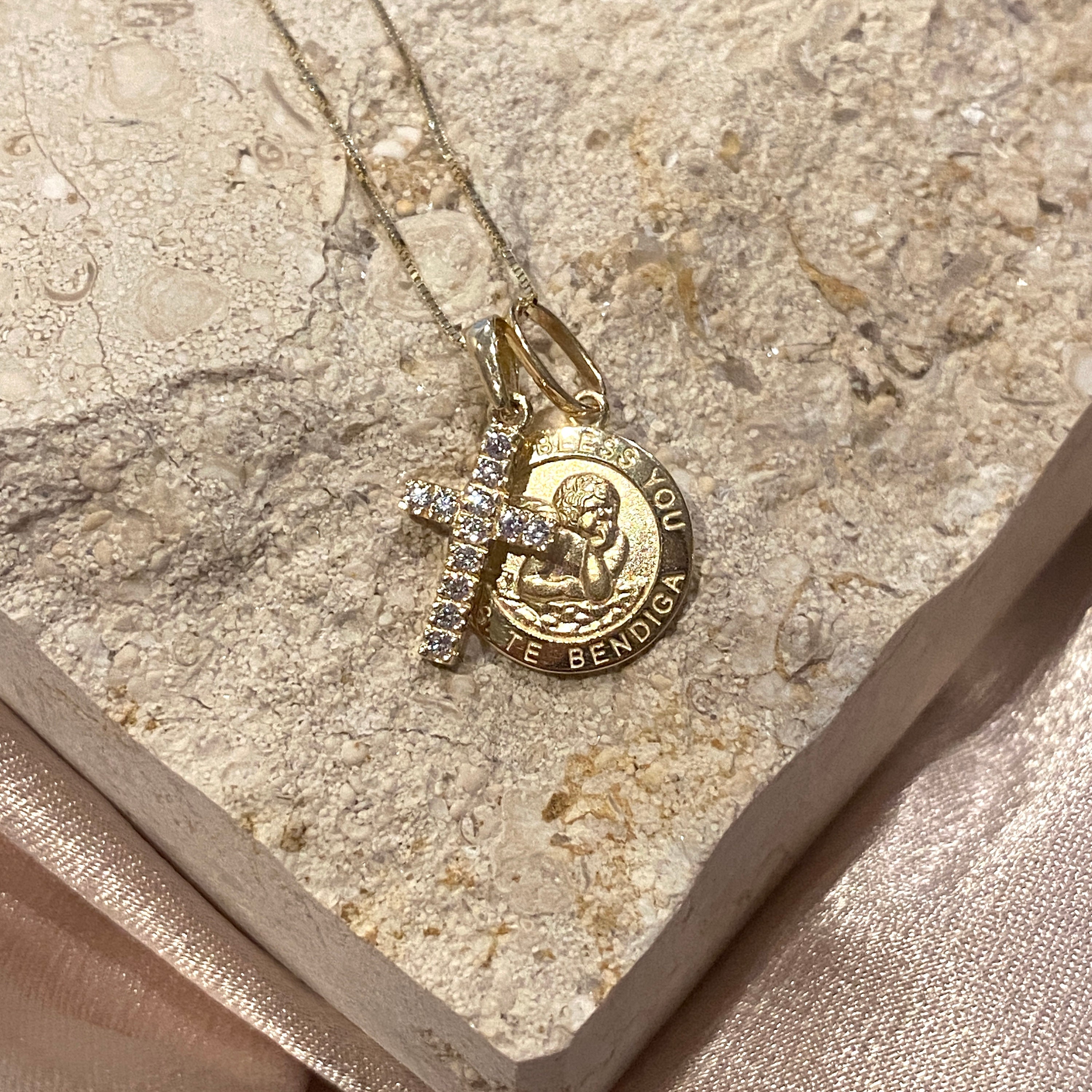 Collana da donna in oro giallo 585 14 carati con ciondolo a forma di ali d' angelo, sfera con zirconi