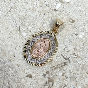 Colgante con dije de Virgen María de Nuestra Señora de Guadalupe en oro de tres tonos de 14 k, regalo religioso de oro macizo real de 14 k para ella/él