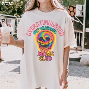 Camiseta del Club de Mamás Sobreestimuladas, divertida camiseta de mamá, camiseta extragrande con colores cómodos, regalo tie-dye para mamás cansadas, camiseta moderna para mamás primerizas
