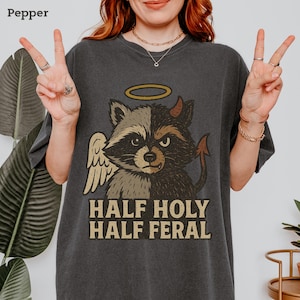 Camiseta mitad santa mitad salvaje, divertida camiseta cristiana de mapache, camiseta de fe con colores cómodos, camiseta de humor religioso grunge, gráfico vintage de Jesús