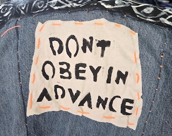 Parche punk de algodón hecho a mano "Don't Obey In Advance" 5x9